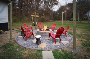 ENTERTAINMENT GALORE! LUXURIOUS Property, SPECTACULAR & PEACEFUL SETTING, GREAT LOCATION, CLOSE TO MAJOR ATTRACTIONS!! Pigeon Forge